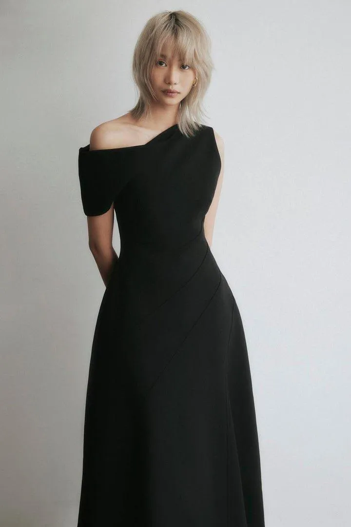 Black Asymmetric Shoulder Dress-KIKI